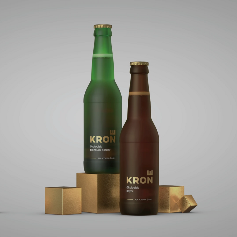 To Krone-flasker i mattslipt glass, grønn pilsner og brun bayer, på gullfargede sokler