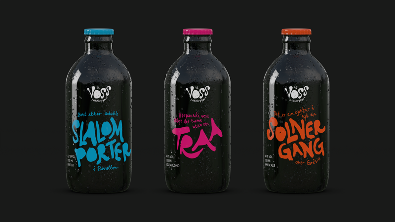 Tre mørke ølflasker fra Voss Fellesbryggeri på rekke, med håndtegnede etiketter i blått, rosa og oransje